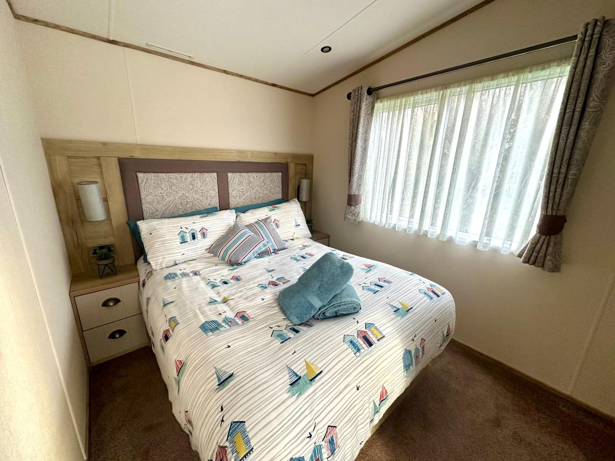 The Boat House, Hot Tub Lodge South Cerney Bagian luar foto