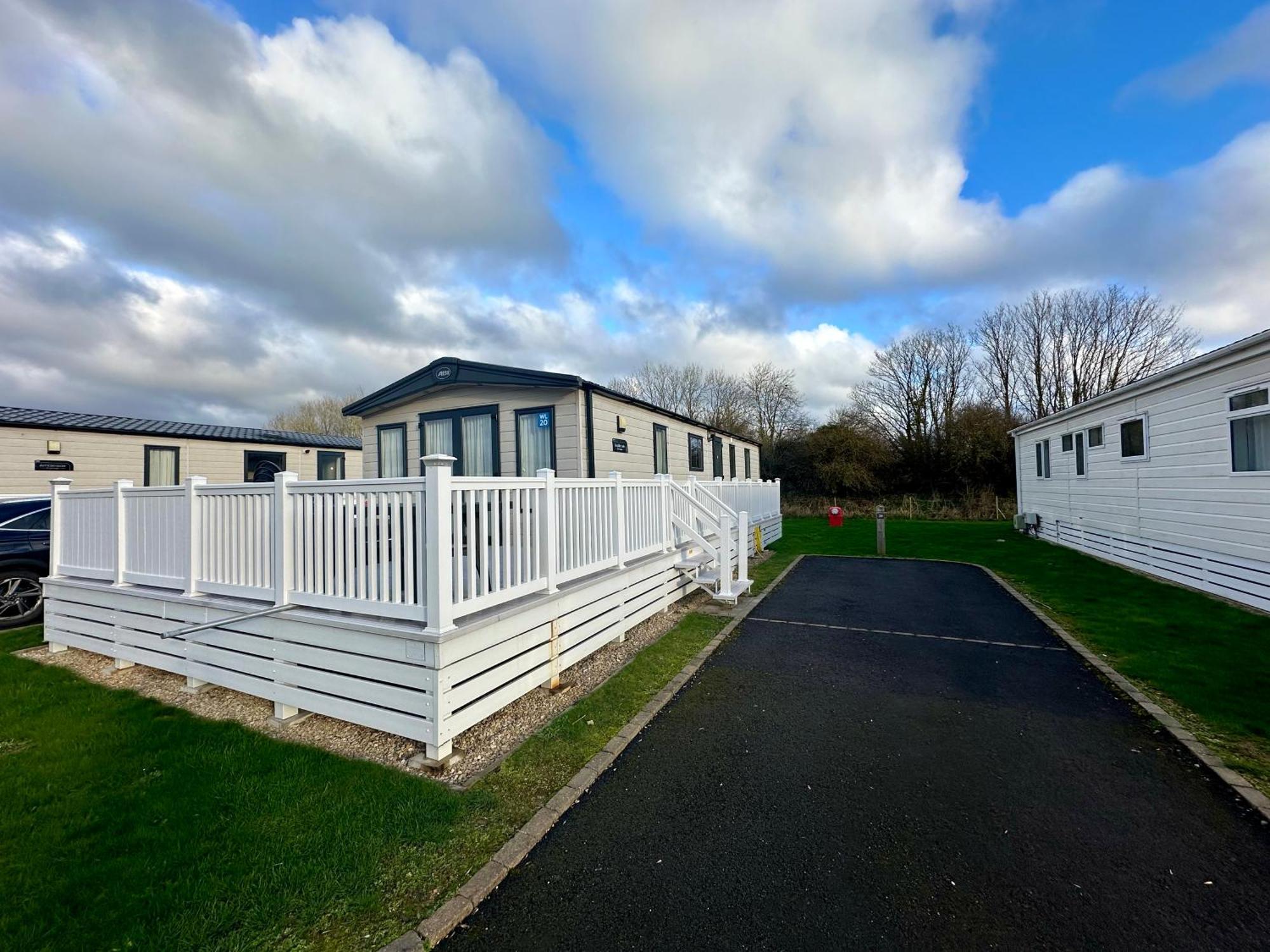 The Boat House, Hot Tub Lodge South Cerney Bagian luar foto
