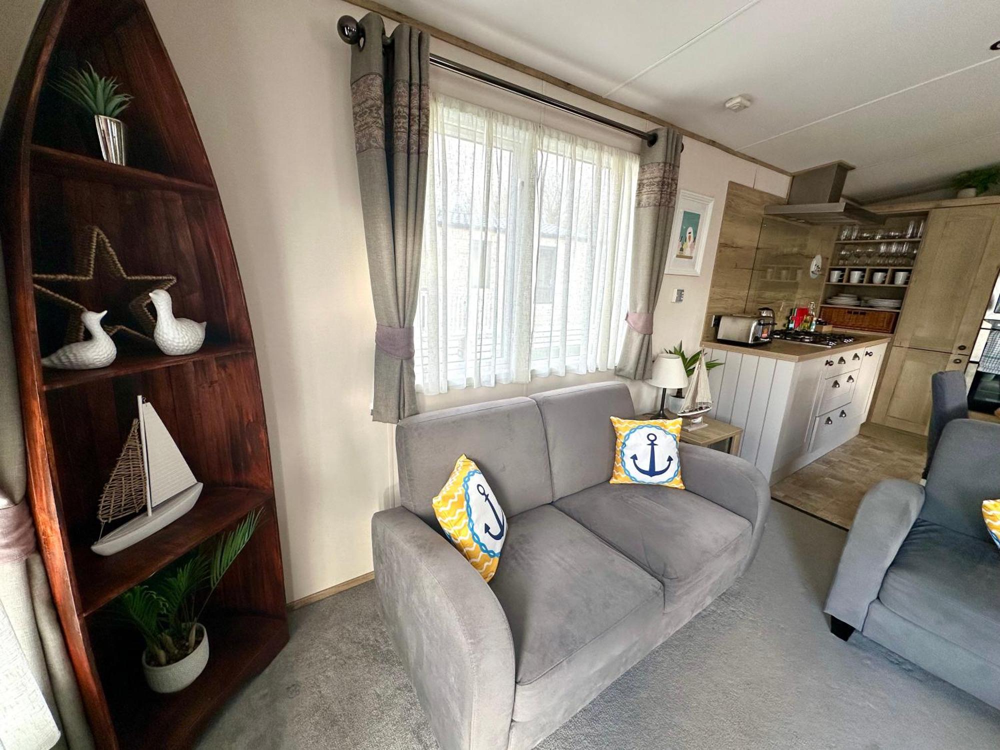 The Boat House, Hot Tub Lodge South Cerney Bagian luar foto
