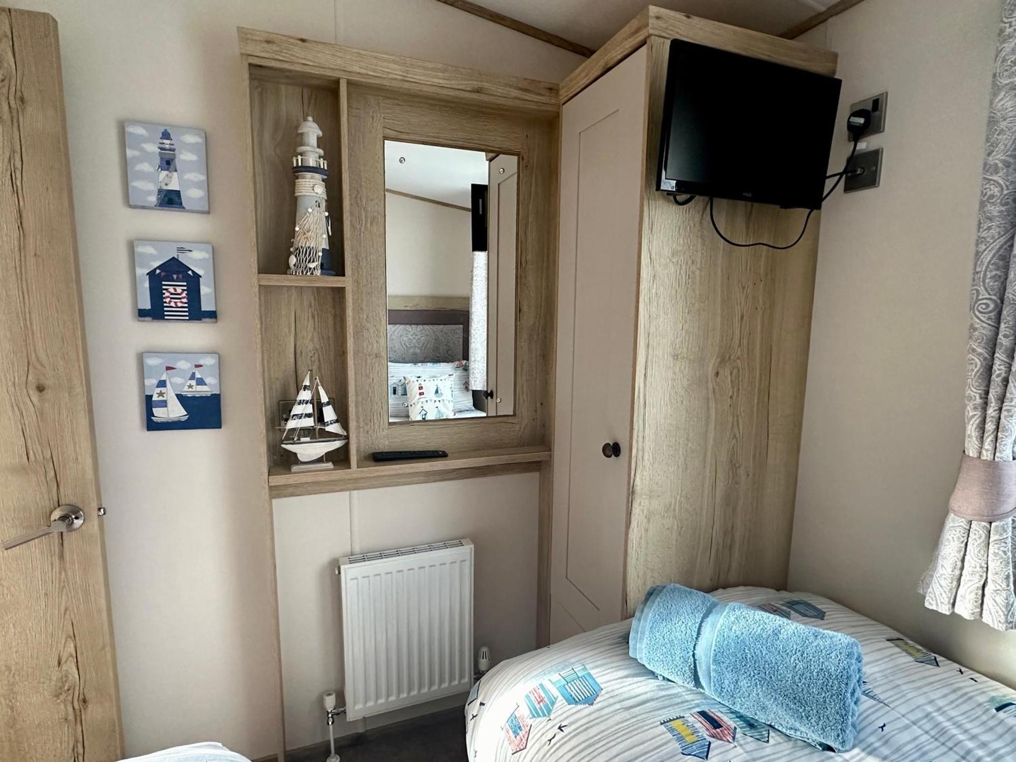 The Boat House, Hot Tub Lodge South Cerney Bagian luar foto