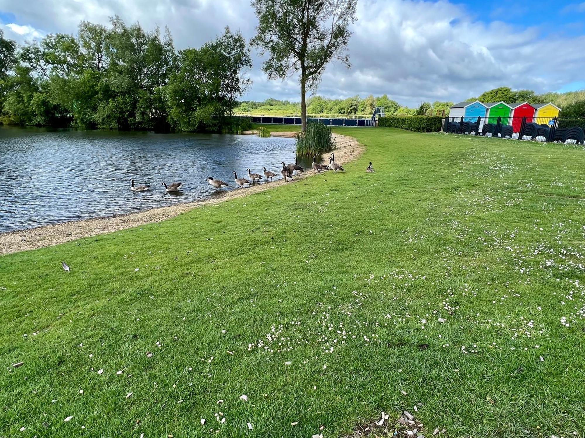 The Boat House, Hot Tub Lodge South Cerney Bagian luar foto